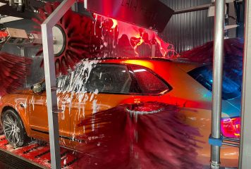 Oranje auto’s komen massaal naar Bob Autowas voor gratis wasbeurt