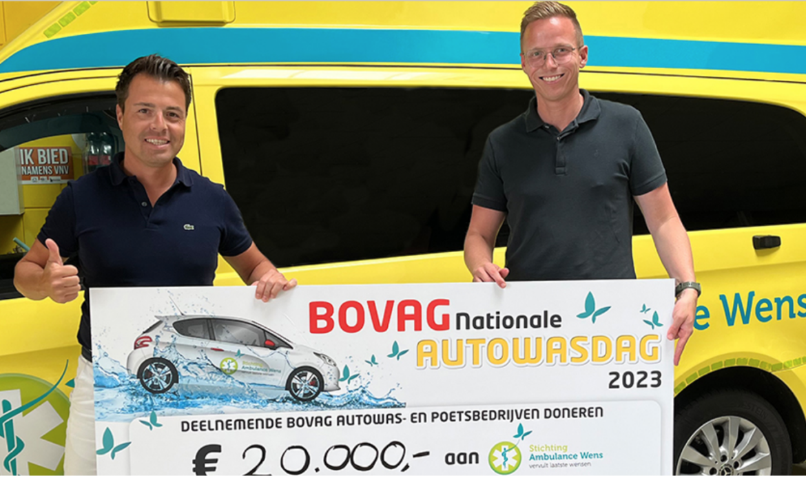 Carwashes halen 20.000 euro op voor Ambulance Wens