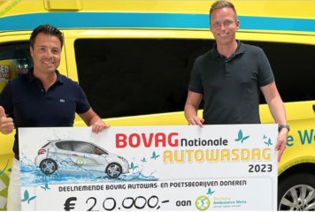 Carwashes halen 20.000 euro op voor Ambulance Wens